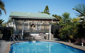 The Pool House Bed & Breakfast - Near Marine Parade Napier